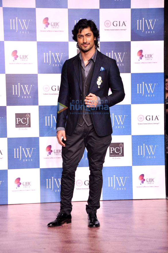 kangna vidyut walk the ramp for birdhichand ghanshyamdas at iijw 2013 16