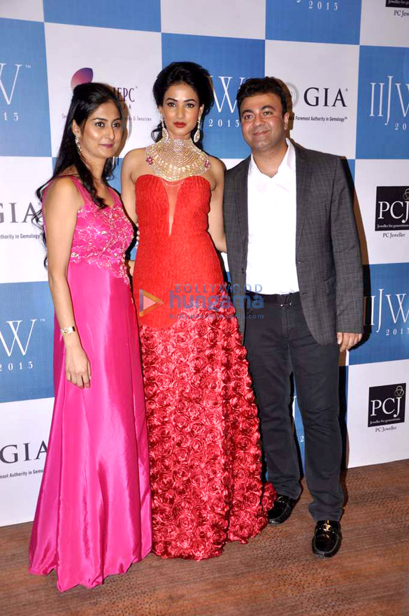 sonal chauhan walks the ramp for kashi jewellers at iijw 2013 9
