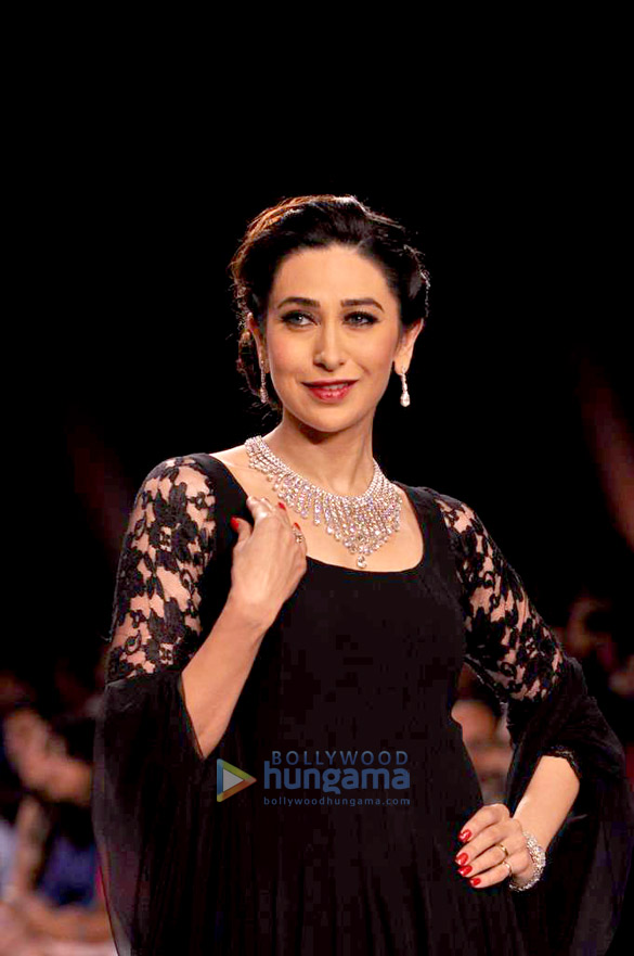 karisma kapoor walks the ramp for kays jewels at iijw 2013 6