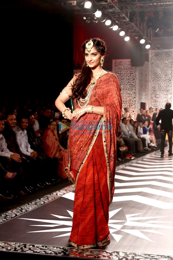 sonam chitrangda walk at iijw 2013 finale 10