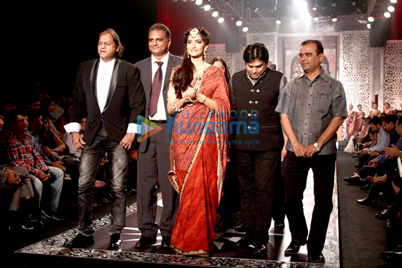 sonam chitrangda walk at iijw 2013 finale 12