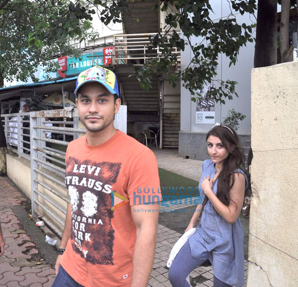 kunal khemu soha snapped at pvr juhu with friends 9
