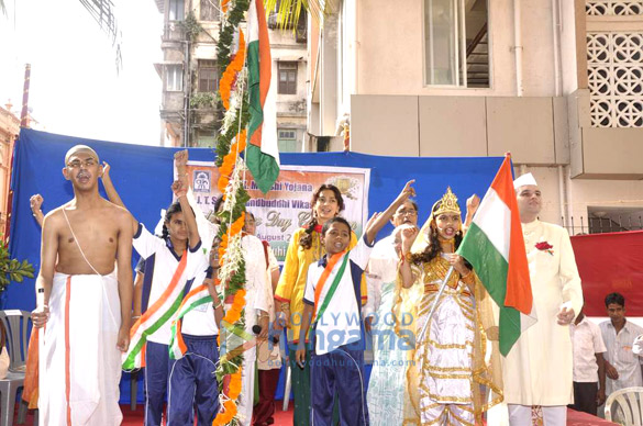juhi chawla at independence days flag hosting ceremony 3