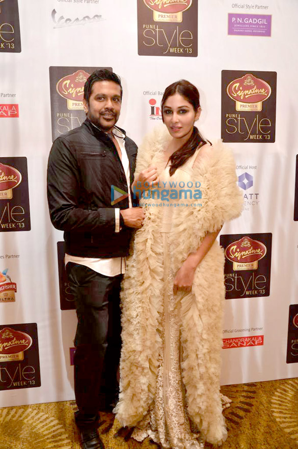 pooja chopra walks the ramp for rocky s at signature fashion week 2013 5