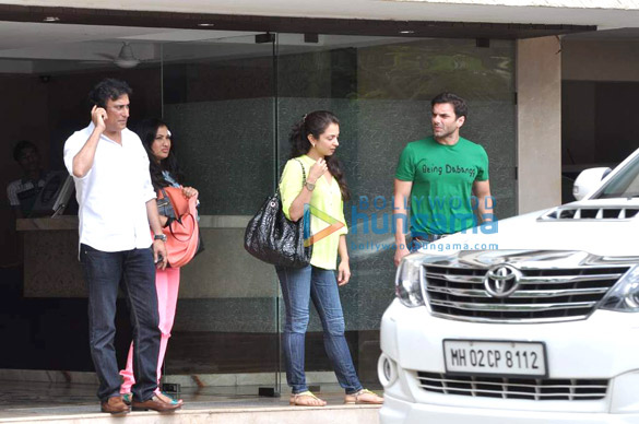 salman snapped with family post raksha bandhan 3