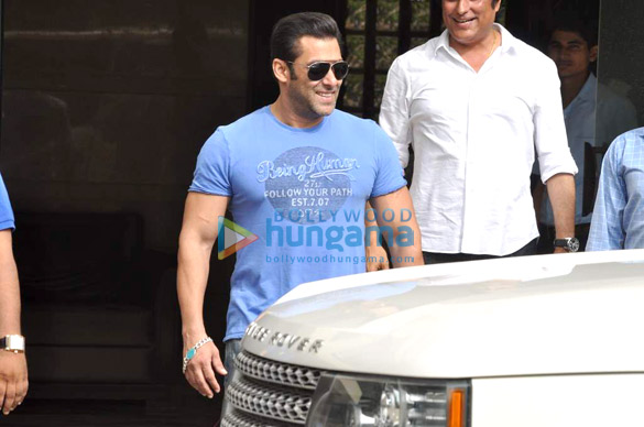 salman snapped with family post raksha bandhan 11