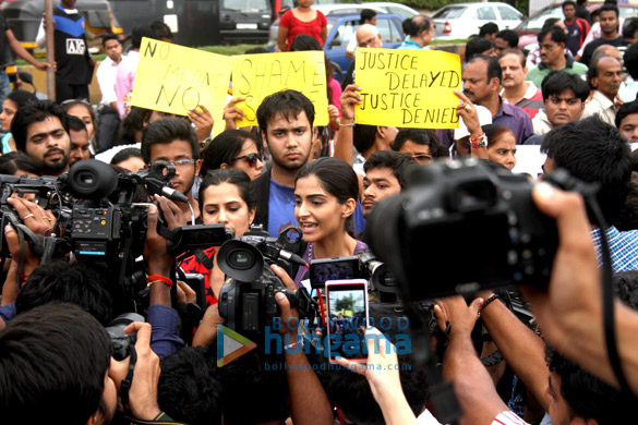 sonam kapoor supports the peace march for mumbais rape victim 3