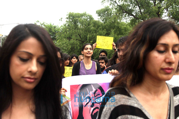 sonam kapoor supports the peace march for mumbais rape victim 10