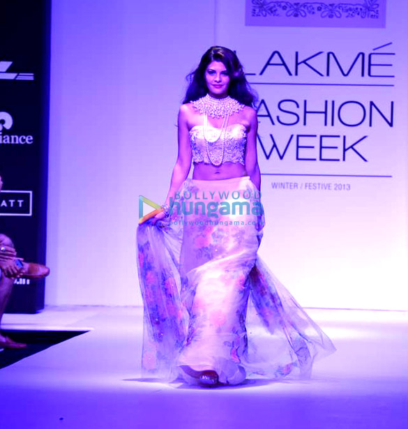 jacqueline kajol walk for shehla khan at lfw 2013 2