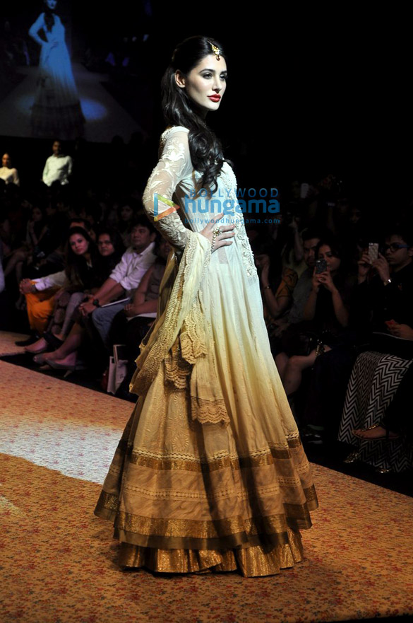 nargis fakhri walks for ritu kumar at lfw 2013 5