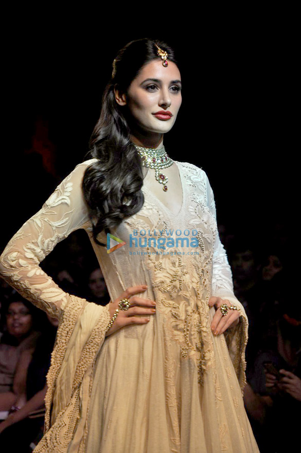 nargis fakhri walks for ritu kumar at lfw 2013 3