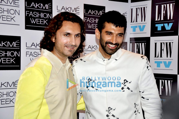 aditya roy kapoor rahul sharma walk at lfw 2013 5