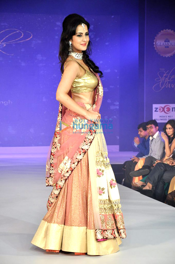 celebs walk the ramp at glamour style walk 2013 5
