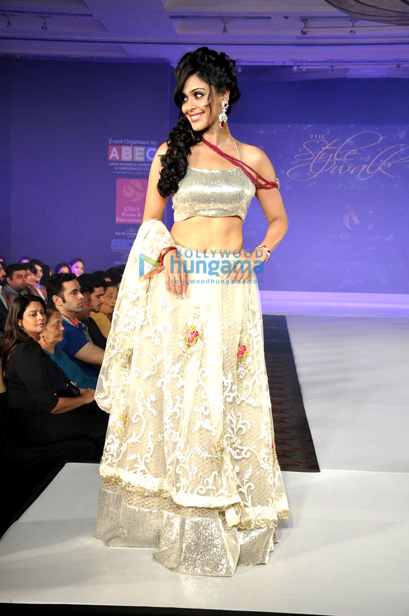 celebs walk the ramp at glamour style walk 2013 4