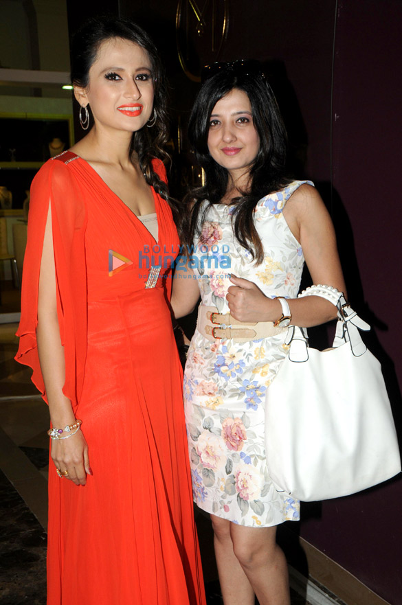 soha ali khan inaugurates glamour jewelry exhibition 6