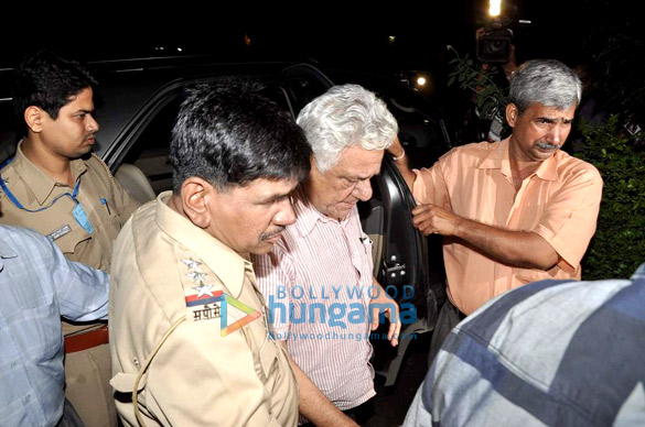 om puri snapped at oshiwara police station 6