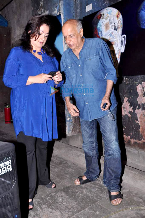 pooja bhatt mahesh bhatt at gaurav yadavs burmese exhibition 5