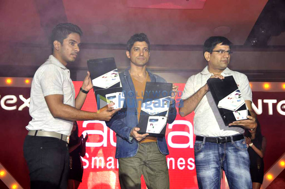 farhan launches intex aqua i7 smartphone 5