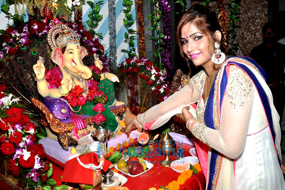 tanisha singh celebrates ganesh chaturthi at home 4