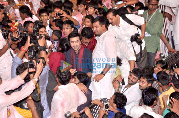 ranbir visits lalbaugcha raja 7