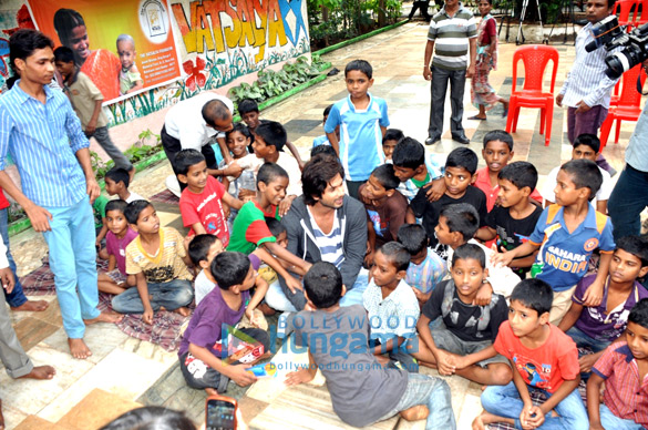 shahid kapoor visits an ngo for zooms celeb for a cause campaign 3