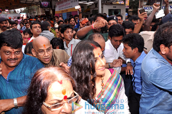 vidya balan visits siddhivinayak temple 12