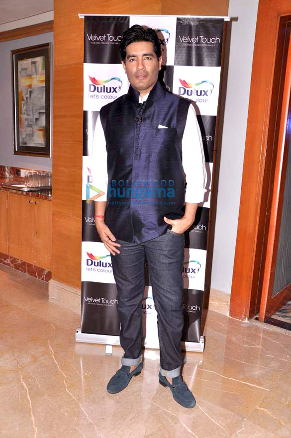 farhan akhtar unveils duluxs velvet touch 6