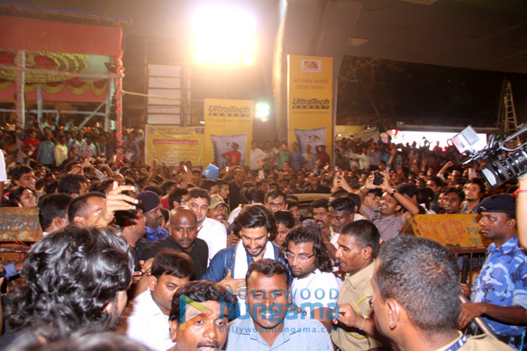 ranveer singh seeks blessings at lalbaugcha raja 4