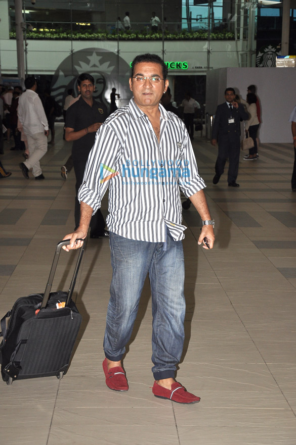 abhijeet snapped at the mumbai airport 3