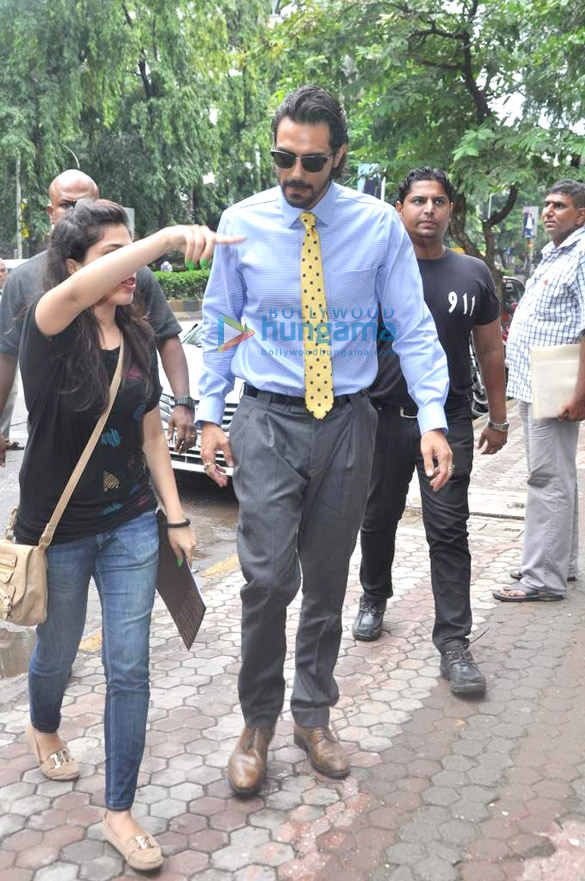arjun rampal unveils latest ranges of arrows shirts 9