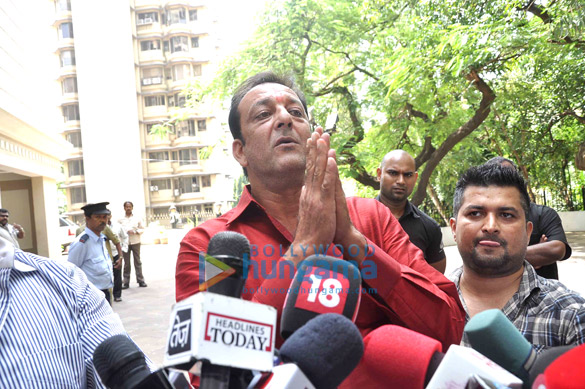 sanjay dutt comes home on a 10 day parole 7