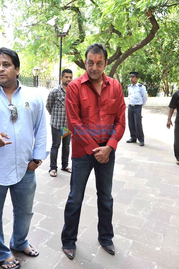 sanjay dutt comes home on a 10 day parole 4