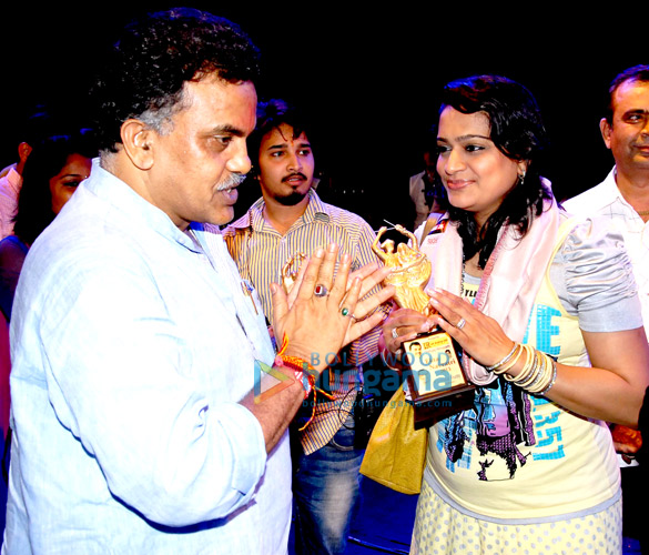celebs visit different navratri mandals 4