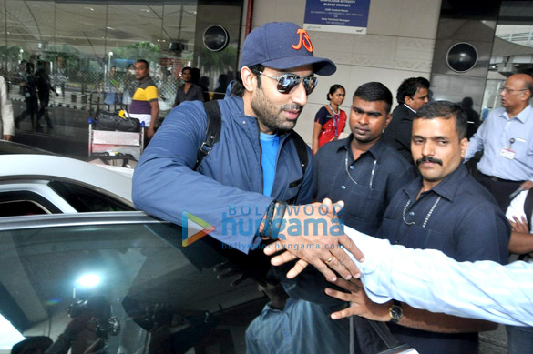 abhishek bachchan snapped at the airport 7