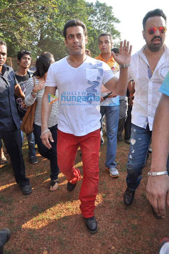 salman inaugurates milind deoras 5th junior soccer challenger 10