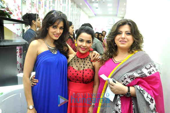 mugdha at the launch of fiona jewels 5