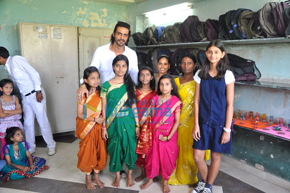 arjun rampal celebrates diwali with under privileged kids from project crayon 3
