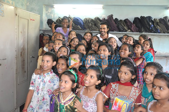 arjun rampal celebrates diwali with under privileged kids from project crayon 4