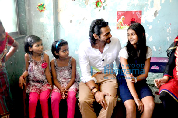 arjun rampal celebrates diwali with under privileged kids from project crayon 8