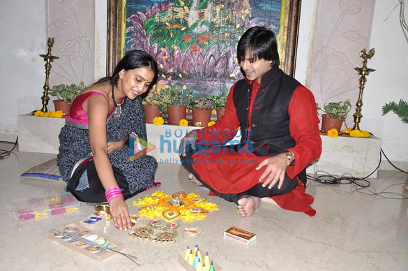vivek oberoi celebrates diwali with wife 3