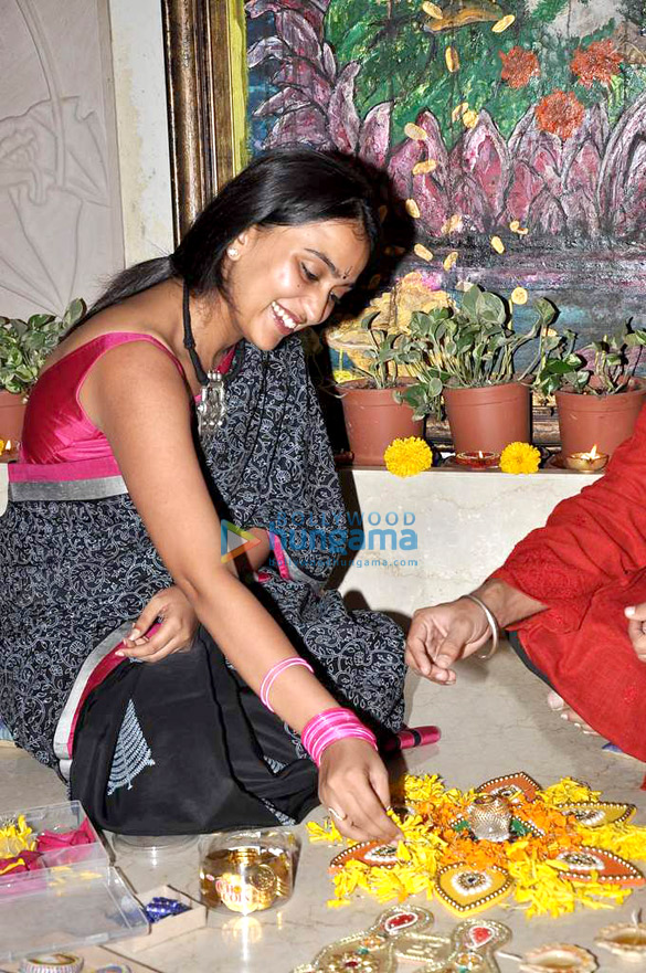 vivek oberoi celebrates diwali with wife 4