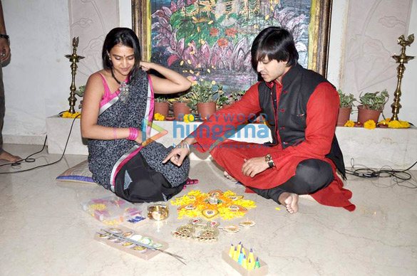 vivek oberoi celebrates diwali with wife 6