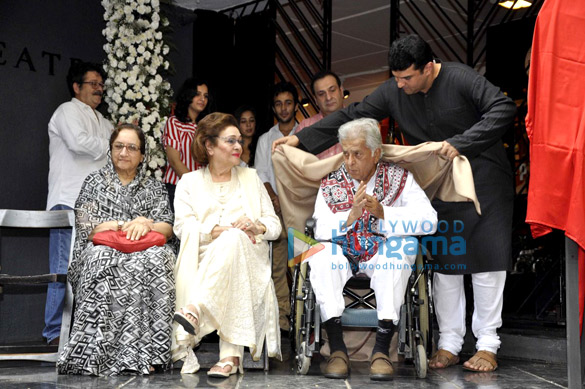 utv stars unveil shashi kapoors hand impression on a tile 4