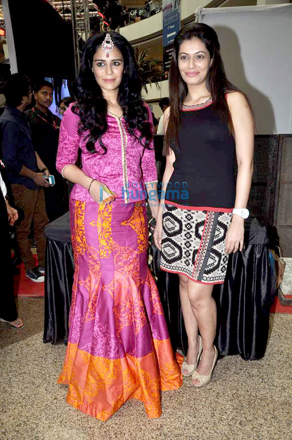 mona singh walks the ramp at the launch of tangerine home couture 7