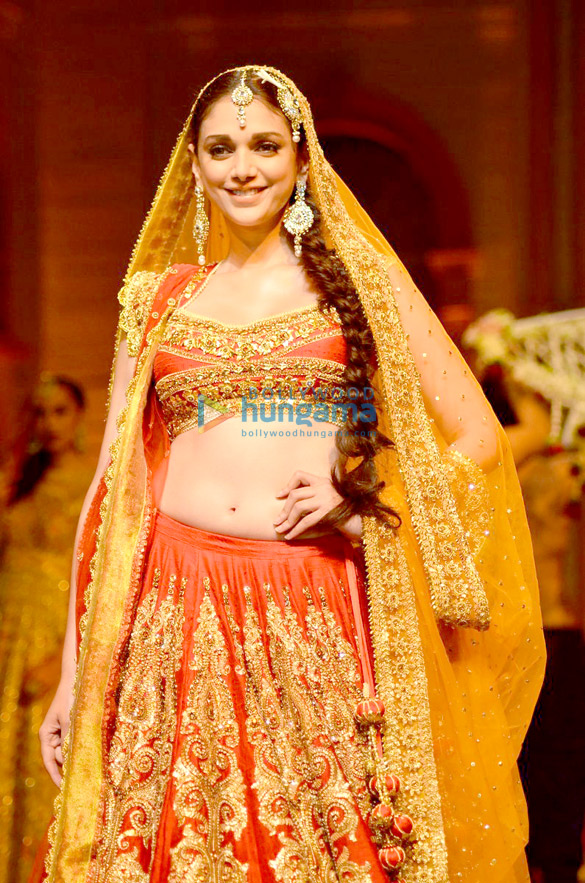 aditi rao hydari walks for preeti kapoor at avbfw 2013 day 5 4