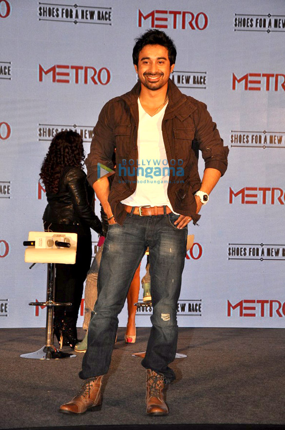 varun kalki rannvijay launch the new range of metro shoes 6