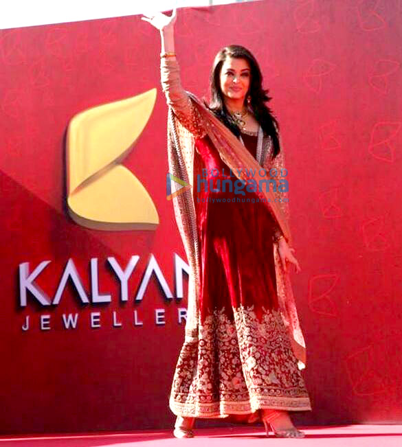 aishwarya rai inaugurates kalyan jewellers store in uae 5