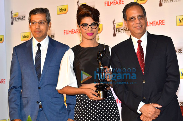 priyanka chopra unveils filmfares 3d trophy 4