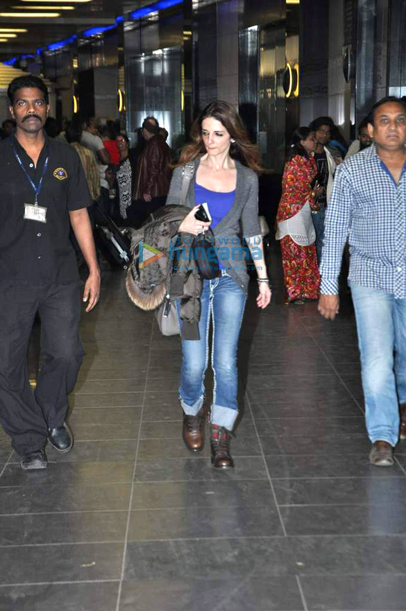 hrithiks manager ashok receives sussanne at the airport 3