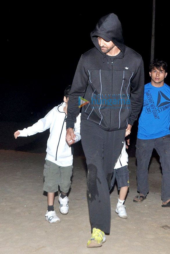 hrithik snapped with kids at juhu beach 2